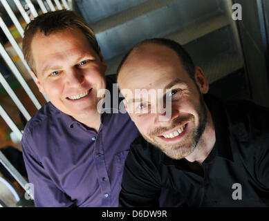 Jens Begemann (L), Gründer und CEO von Computer-Spiele-Software Firma Wooga GmbH und Philipp Moeser, Chief Technical Officer des gleichen Unternehmens sind am Stammsitz des Unternehmens in der Saarbruecker Strasse in Berlin, Deutschland, 13. September 2012 abgebildet. Computerspiel-Designer Wooga, World of Gaming, entwickelt also-Caled "Social Games", als auch online-Spiele für soziale Netzwerke und Stockfoto