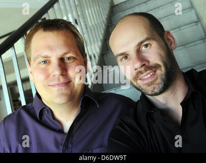 Jens Begemann (L), Gründer und CEO von Computer-Spiele-Software Firma Wooga GmbH und Philipp Moeser, Chief Technical Officer des gleichen Unternehmens sind am Stammsitz des Unternehmens in der Saarbruecker Strasse in Berlin, Deutschland, 13. September 2012 abgebildet. Computerspiel-Designer Wooga, World of Gaming, entwickelt also-Caled "Social Games", als auch online-Spiele für soziale Netzwerke und Stockfoto