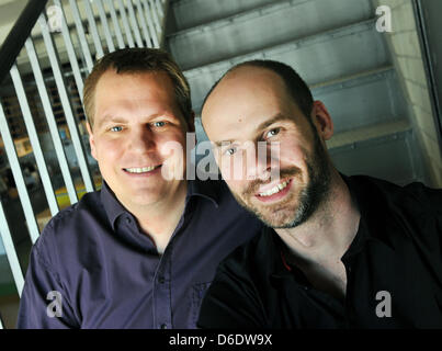 Jens Begemann (L), Gründer und CEO von Computer-Spiele-Software Firma Wooga GmbH und Philipp Moeser, Chief Technical Officer des gleichen Unternehmens sind am Stammsitz des Unternehmens in der Saarbruecker Strasse in Berlin, Deutschland, 13. September 2012 abgebildet. Computerspiel-Designer Wooga, World of Gaming, entwickelt also-Caled "Social Games", als auch online-Spiele für soziale Netzwerke und Stockfoto