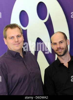 Jens Begemann (L), Gründer und CEO von Computer-Spiele-Software Firma Wooga GmbH und Philipp Moeser, Chief Technical Officer des gleichen Unternehmens sind am Stammsitz des Unternehmens in der Saarbruecker Strasse in Berlin, Deutschland, 13. September 2012 abgebildet. Computerspiel-Designer Wooga, World of Gaming, entwickelt also-Caled "Social Games", als auch online-Spiele für soziale Netzwerke und Stockfoto