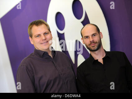 Jens Begemann (L), Gründer und CEO von Computer-Spiele-Software Firma Wooga GmbH und Philipp Moeser, Chief Technical Officer des gleichen Unternehmens sind am Stammsitz des Unternehmens in der Saarbruecker Strasse in Berlin, Deutschland, 13. September 2012 abgebildet. Computerspiel-Designer Wooga, World of Gaming, entwickelt also-Caled "Social Games", als auch online-Spiele für soziale Netzwerke und Stockfoto