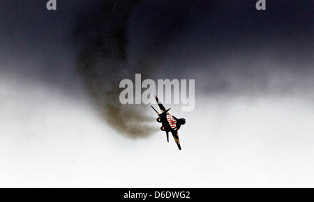 Ein Mikoyan MiG-29 Kampfjet aus der polnischen Luftwaffe rundet einen Akzeptanz-Flug am ersten Publikumstag der der Berliner Luft zeigen (ILA) vom Flughafen Schönefeld in Berlin, Deutschland, 14. September 2012 statt. Die Luftfahrt-Messe südlich von Berlin findet vom 11. bis 16. September 2012.  Foto: WOLFGANG KUMM Stockfoto