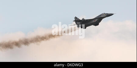 Ein Mikoyan MiG-29 Kampfjet aus der polnischen Luftwaffe rundet einen Akzeptanz-Flug am ersten Publikumstag der der Berliner Luft zeigen (ILA) vom Flughafen Schönefeld in Berlin, Deutschland, 14. September 2012 statt. Die Luftfahrt-Messe südlich von Berlin findet vom 11. bis 16. September 2012.  Foto: WOLFGANG KUMM Stockfoto