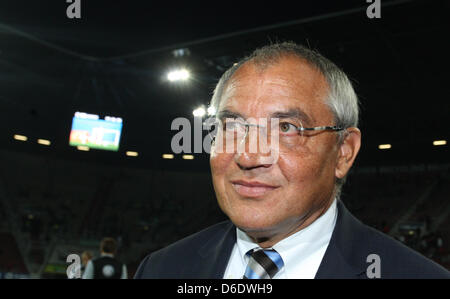 Wolfsburgs Trainer Felix Magath steht an der Seitenlinie während der Bundesliga-Fußballspiel zwischen FC Augsburg und VfL Wolfsburg in der SGL Arena in Augsburg, Deutschland, 14. September 2012. Foto: Karl-Josef Hildenbrand Stockfoto