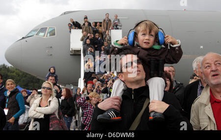 Besucher sehen eine Flugvorführung von einem Mikoyan MiG-29 Kampfjet aus der polnischen Luftwaffe einen Akzeptanz Flug am ersten Publikumstag der der Berliner Luft zeigen (ILA) vom Flughafen Schönefeld in Berlin, Deutschland, 15. September 2012 abgeschlossen ist. Die Luftfahrt-Messe südlich von Berlin findet vom 11. bis 16. September 2012.  Foto: WOLFGANG KUMM Stockfoto