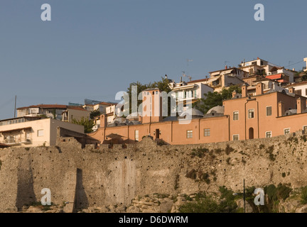 Die osmanische Zitadelle von Kavala mit Hotel "Imaret" im Vordergrund, Griechenland Stockfoto