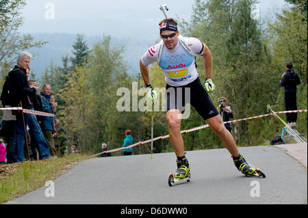 Biathlet Michael Roesch ist während der 2012 Deutsche Biathlon-Meisterschaften in der Biathlon-Arena in Altenberg, Deutschland, 14. September 2012 abgebildet. Er kam im dritten. Foto: Arno Burgi Stockfoto