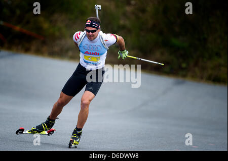 Biathlet Michael Roesch ist während der 2012 Deutsche Biathlon-Meisterschaften in der Biathlon-Arena in Altenberg, Deutschland, 14. September 2012 abgebildet. Er kam im dritten. Foto: Arno Burgi Stockfoto