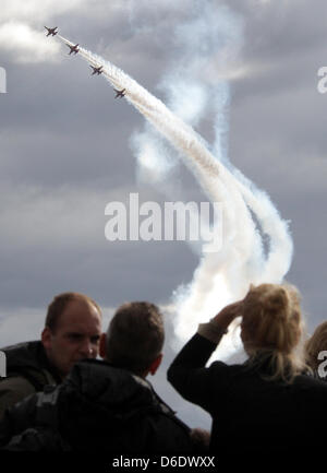 Eine Antenne Arobatic Team aus der türkischen Luftwaffe führen während der zweite Tag, den der Berlin Air Show (ILA) öffentlich zugänglich am Flughafen Schönefeld in Berlin, Deutschland, 15. September 2012 ist. Die Luftfahrt-Messe südlich von Berlin findet vom 11. bis 16. September 2012.  Foto: WOLFGANG KUMM Stockfoto