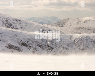 Mit Blick auf den Lakelandpoeten Bereich von Gray Crag im Lake District, Großbritannien während es kaltes Wetter Ende März 2013. Stockfoto