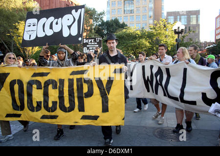 Besetzen Sie Aktivisten sammeln während der "S17 Masse Aktion Ausbildung" am Washington Square Park in New York, USA, 15. September 2012. Auf Montag, 17. September 2012 werden Occupy Aktivisten demonstrieren gegen die Macht der Finanz-Elite bei die "Occupy Wall Street"-Bewegung seinen ersten Geburtstag feiert. Foto: Christina Horsten Stockfoto