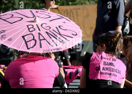 Ein Occupy Aktivist hält sammeln ein rosa Sonnenschirm beschriftet "Bust Grossbanken" während der "S17 Masse Aktion Ausbildung" am Washington Square Park in New York, USA, 15. September 2012. Auf Montag, 17. September 2012 werden Occupy Aktivisten demonstrieren gegen die Macht der Finanz-Elite bei die "Occupy Wall Street"-Bewegung seinen ersten Geburtstag feiert. Foto: Christina Horsten Stockfoto