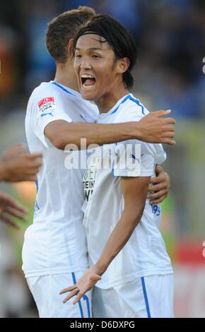 Hoffenheim Fabian Johnson (L) und Takashi Usami feiern das 3: 3-Ziel während der deutschen Bundesliga-Fußballspiel zwischen SC Freiburg und TSG 1899 Hoffenheim im Mage Solar-Stadion in Freiburg im Breisgau, 16. September 2012. Foto: PATRICK SEEGER (Achtung: EMBARGO Bedingungen! Die DFL ermöglicht die weitere Nutzung der nur bis zu 15 Bilder (keine Sequntial Bilder oder Video-ähnliche s Stockfoto