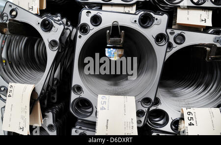 Zylinderkopf Dichtung Teile sind beim deutschen Auto Ersatzteile Hersteller ElringKlinger in Dettingen ein der Erms, Deutschland, 7. September 2012 aufgehängt. Foto: Franziska Kraufmann Stockfoto