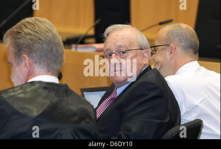 Ehemalige Waffen-Lobbyisten Karlheinz Schreiber sitzt zwischen seinen Anwälten Frank Eckstein (L) und Jan Olaf Leisner (R) vor einem zum Jahresbeginn ein weiteres Verfahren gegen ihn am Landgericht in Augsburg, Deutschland, 17. September 2012. Schreiber, ein Lobbyist der Waffenverkäufe an arabischen Nationen unter ehemaligen deutschen Bundeskanzler Helmut Kohl gefördert wurde zu acht Jahren Haft für Steuer Evasio verurteilt. Stockfoto