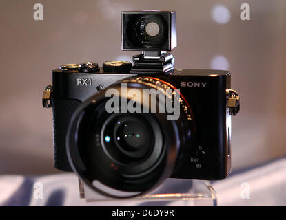 Die Sony RX1-Kamera ist auf dem Display auf die Fotografie Messe Photokina in Köln, 17. September 2012. Die Photokina findet vom 18. bis 23. September 2012. Foto: OLIVER BERG Stockfoto
