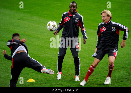 Ajax Amsterdam Christian Poulsen (R) und Jody Lukoki (M) Webinar eine Einheit seines Teams im Signal-Iduna-Park in Dortmund, Deutschland, 17. September 2012. Borussia Dortmund steht vor Ajax Amsterdam für ein Gruppenspiel der Champions Leauge am 18. September 2012. Foto: Marius Becker Stockfoto