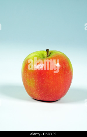 Red Apple vor einem blauen Hintergrund. Stockfoto