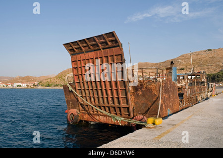 Rost und ausgebrannt Hulk der alten Fähre, Insel Limnos, Griechenland Stockfoto