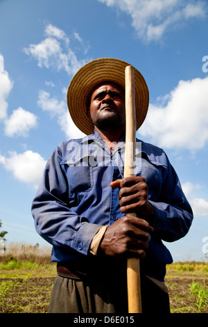 Porträt des kubanischen Mann bei der Arbeit als Landwirt halten Werkzeugs, kooperativ, ANAP Guines, Kuba Stockfoto