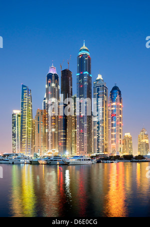 Abends Blick auf Skyline mit Wolkenkratzern Mehrfamilienhaus im Marina District in New Dubai in Vereinigte Arabische Emirate Stockfoto