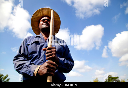 Porträt des kubanischen Mann bei der Arbeit als Landwirt halten Werkzeugs, kooperativ, ANAP Guines, Kuba