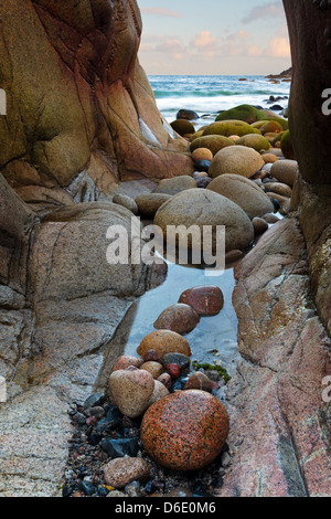 Ein Kanal in den Felsen am Porth Nanven in Cornwall Stockfoto