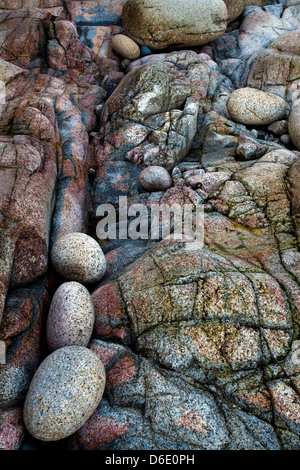 Nahaufnahme von der erstaunliche Felsen und Geröll in Porth Nanven, Cots-Tal in der Nähe von St Just in Cornwall. Stockfoto