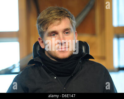 Samuel Koch wird während eines Gottesdienstes in der Wale-Pavillon auf dem ehemaligen Expo-Gelände in Hannover, 15. Januar 2012 gesehen. 24 Jahr alt wie Koch gesprochen sein Leben verändert nach seinem Unfall in der ZDF-TV show "Wetten, dass..?" im Dezember 2010. Koch verunglückte über Autofahren mit Schraubenfedern, fiel und ist vom Hals abwärts seit gelähmt wurde. Foto: Stockfoto