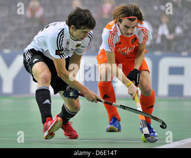 Deutschlands Tobias Hauke (L) und Netherland es Robbert van de Peppeln kämpfen um den Ball während der Indoor Hockey EM-Halbfinalspiel zwischen Deutschland und den Niederlanden an der Arena Leipzig in Leipzig, Deutschland, 14. Januar 2012. Foto: HENDRIK SCHMIDT Stockfoto