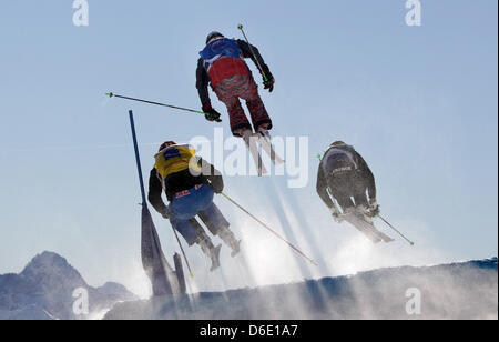 Skifahrer konkurrieren bei strahlendem Sonnenschein während der Skicross Europacup in Grasgehren, Deutschland, 15. Januar 2012. Der Cup statt findet am 14. und 15. Januar 2012. Foto: KARL-JOSEF HILDENBRAND Stockfoto