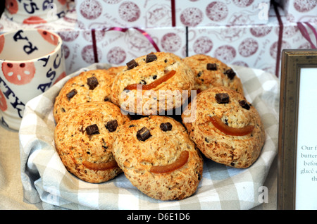 Fett Rascal Kuchen auf dem Display an Bettys Cafe Tea Rooms in York Yorkshire UK Stockfoto