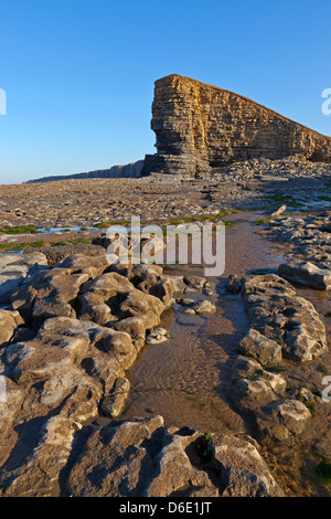 Die Kalksteinfelsen an Nash Punkt in South Wales, kurz nach Sonnenaufgang an einem klaren sonnigen Tag genommen. Stockfoto