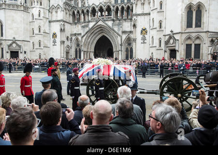 London, UK. 17. April 2013. Lady Thatcher Sarg führt entlang The Strand auf einer Lafette auf dem Weg zur St. Pauls Dom für ein Staatsbegräbnis. Die Tatsache, dass Lady Thatcher ein Staatsbegräbnis und aus öffentlichen Mitteln führte zu heftigen Debatten innerhalb und außerhalb des Parlaments. Bildnachweis: Allsorts Stock Foto/Alamy Live-Nachrichten Stockfoto