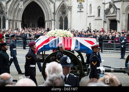 London, UK. 17. April 2013. Lady Thatcher Sarg führt entlang The Strand auf einer Lafette auf dem Weg zur St. Pauls Dom für ein Staatsbegräbnis. Die Tatsache, dass Lady Thatcher ein Staatsbegräbnis und aus öffentlichen Mitteln führte zu heftigen Debatten innerhalb und außerhalb des Parlaments. Bildnachweis: Allsorts Stock Foto/Alamy Live-Nachrichten Stockfoto