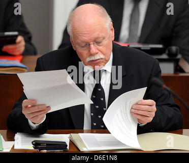 Bremens Senator des Innern Ulrich Maeurer besucht eine Sitzung des Landtags in Bremen, Deutschland, 17. April 2013. Maeurer will den Motorradclub Hells Angels in Bremen zu verbieten. Vor ein paar Tagen gab es eine Massenschlägerei zwischen Mitgliedern der "Hells Angels" und der Verein "Mongolfs", die bereits in Bremen verboten ist. Foto: INGO WAGNER Stockfoto