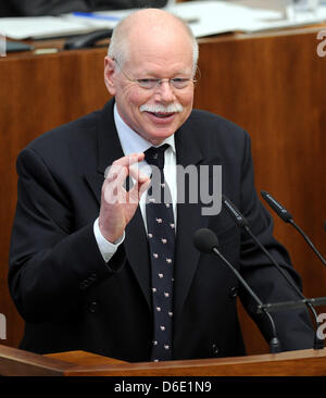 Bremens Senator des Innern Ulrich Maeurer besucht eine Sitzung des Landtags in Bremen, Deutschland, 17. April 2013. Maeurer will den Motorradclub Hells Angels in Bremen zu verbieten. Vor ein paar Tagen gab es eine Massenschlägerei zwischen Mitgliedern der "Hells Angels" und der Verein "Mongolfs", die bereits in Bremen verboten ist. Foto: INGO WAGNER Stockfoto