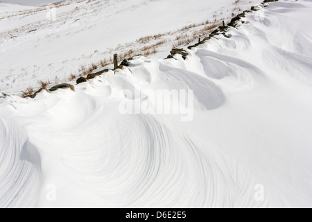 Massive Schnee driftet Block Kirkstone Pass-Straße oberhalb Ambleside im Lake District, UK Stockfoto