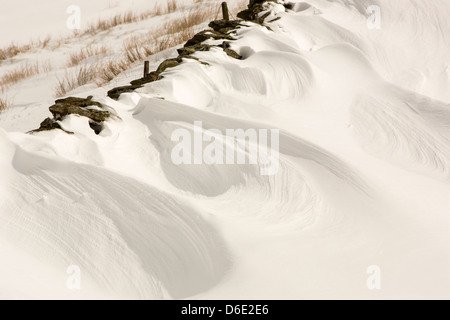 Massive Schnee driftet Block Kirkstone Pass-Straße oberhalb Ambleside im Lake District, UK Stockfoto