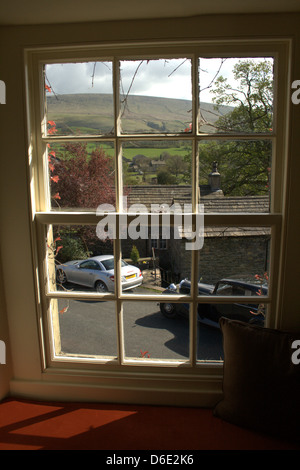 Pendle Hill durch das Fenster von The Assheton Arms, Downham, Lancashire Stockfoto