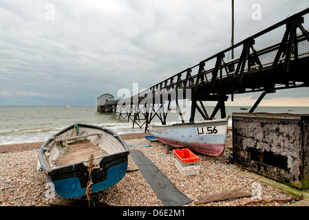 Angelboote/Fischerboote auf dem Vorland von Selsey Rettungsstation Stockfoto