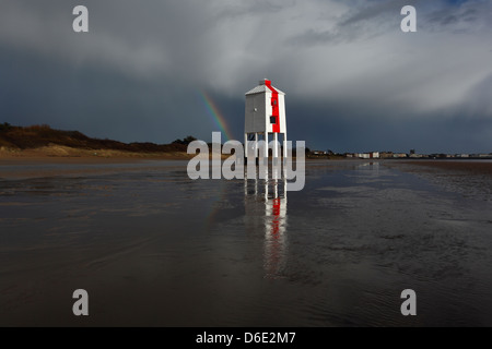 Der niedrige Leuchtturm und einen Regenbogen. Burnham-on-Sea. Somerset. England. VEREINIGTES KÖNIGREICH. Stockfoto