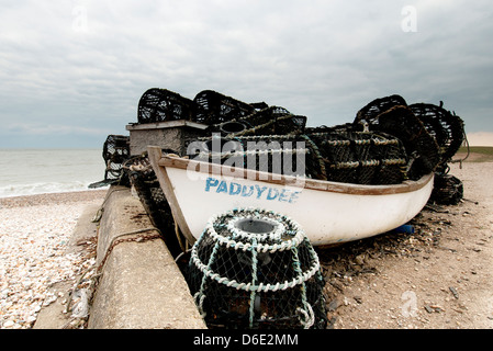 Das Paddy Dee Fischerboot am Ufer in Selsey mit Hummer-Töpfe Stockfoto