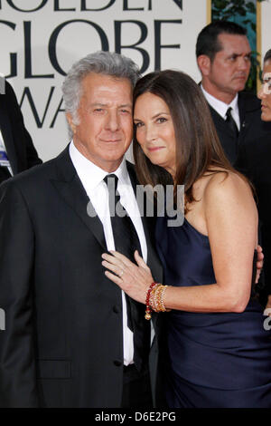 US-Schauspieler Dustin Hoffman und seine Frau Lisa Hoffman besuchen die 69. Annual Golden Globe Awards präsentiert von der Hollywood Foreign Press Association in Beverly Hilton Hotels in Los Angeles, USA, 15. Januar 2012. Foto: Hubert Boesl Stockfoto