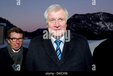 Der Vorsitzende der Bayerische Staat die CSU parlamentarischen Gruppe Georg Schmid (L) und Vorsitzender der CSU und Premier Bayern, Horst Seehofer, Wanderung durch die verschneite Landschaft vor der viertägigen CSU Winter Jahreskonferenz in Wildbad Kreuth, Deutschland, 16. Januar 2012 gemeinsam feiern. Die Konferenz weiter vom 16. Januar bis 19. Januar 2012 Foto: Peter Kneffel Stockfoto