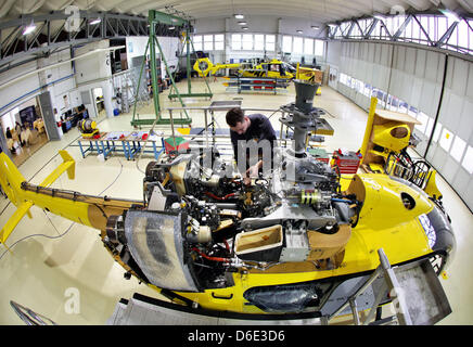 Flugzeugmechaniker Michael Straube unterhält ein ADAC-Rettungshubschrauber vom Typ Eurocopter EC135 am Flughafen Halle-Oppin, Deutschland, 17. Januar 2012. Bei der Wartung Hangar Rescue sind Hubschrauber alle 300 bis 400 Flugstunden erreichbar. ADAC Hubschrauber führen rund 20.000 Flugstunden pro Jahr.  Foto: Jan Woitas Stockfoto