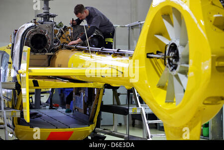 Flugzeugmechaniker Michael Straube unterhält ein ADAC-Rettungshubschrauber vom Typ Eurocopter EC135 am Flughafen Halle-Oppin, Deutschland, 17. Januar 2012. Bei der Wartung Hangar Rescue sind Hubschrauber alle 300 bis 400 Flugstunden erreichbar. ADAC Hubschrauber führen rund 20.000 Flugstunden pro Jahr.  Foto: Jan Woitas Stockfoto