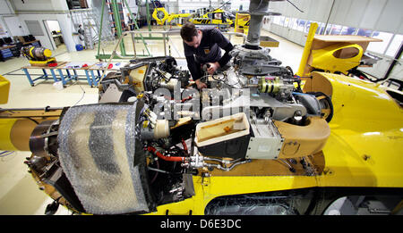 Flugzeugmechaniker Michael Straube unterhält ein ADAC-Rettungshubschrauber vom Typ Eurocopter EC135 am Flughafen Halle-Oppin, Deutschland, 17. Januar 2012. Bei der Wartung Hangar Rescue sind Hubschrauber alle 300 bis 400 Flugstunden erreichbar. ADAC Hubschrauber führen rund 20.000 Flugstunden pro Jahr.  Foto: Jan Woitas Stockfoto