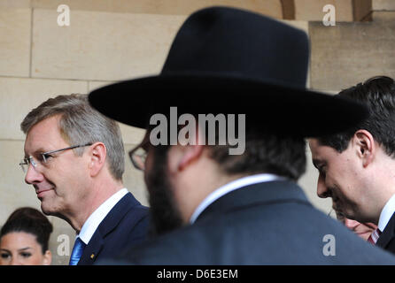 Deutsche Präsident Christian Wulff (L) steht neben Premier of Lower Saxony David McAllister (R) während der Eröffnung des Europäischen Zentrums für jüdische Musik in der Villa Seligmann in Hannover, 17. Januar 2012. Da der Kredit- und Medien-Skandal um Bundespräsident Wulff wurde für die Öffentlichkeit wissen, besuchte er zum ersten Mal einen offiziellen Termin in Hannover. Wulff eröffnet die Eur Stockfoto