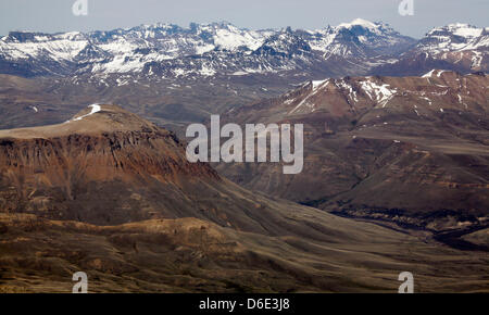 (DATEI) Eine Archivfoto datiert 17. November 2008 zeigt deutlich die schneebedeckten Gipfel der Anden von der Pampa in der Nähe der Stadt El Calafate in Patagonien, Argentinien. Foto: Jan Woitas Stockfoto